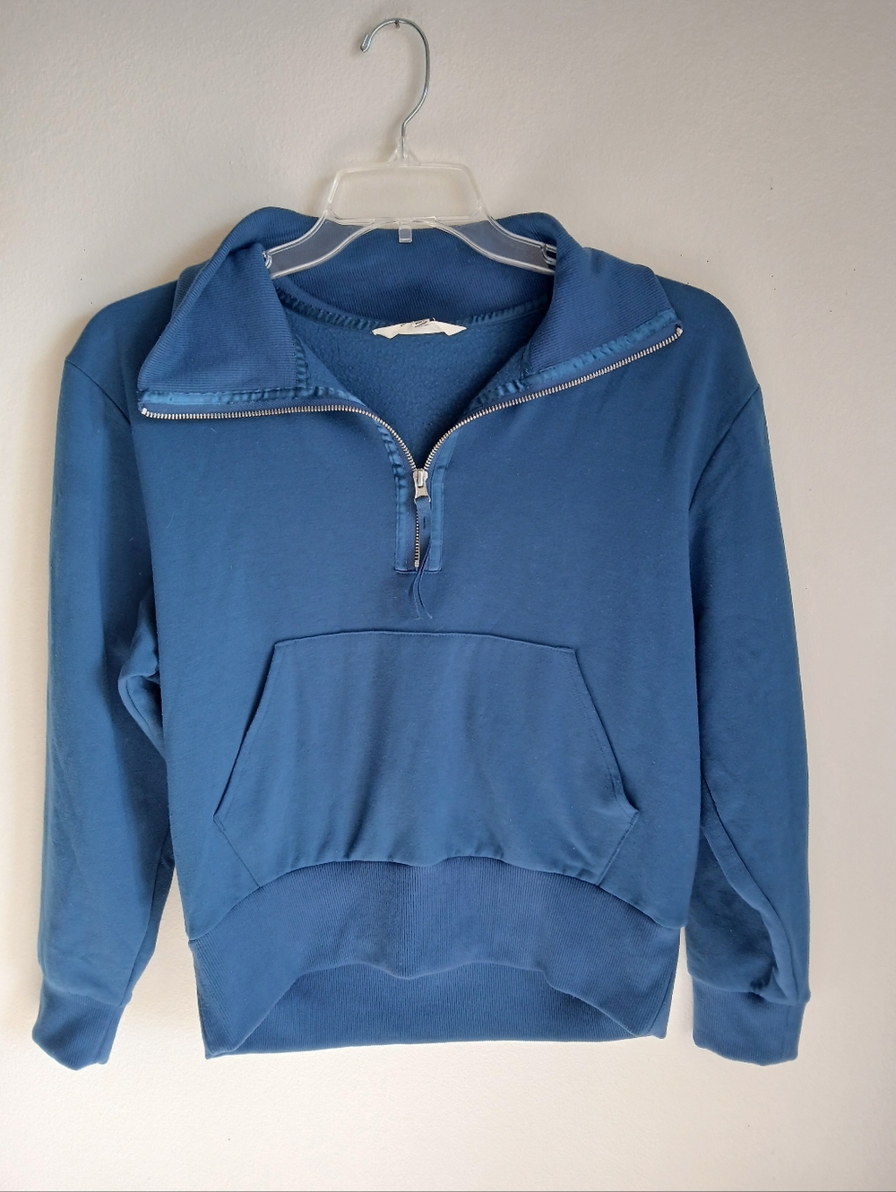 Earth Yoga Size Small Sweatshirt